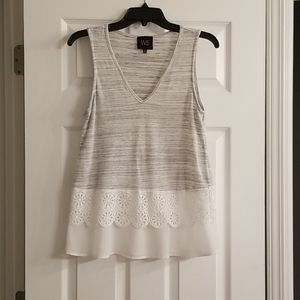 W5 Seeveless top with a lace hem